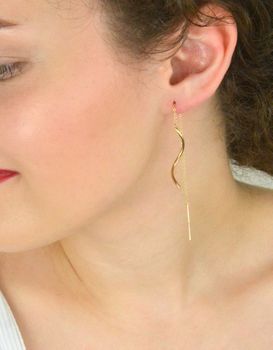 Złote kolczyki damskie próby 375 – model KL 6533 375. Wiszące, przeciągane przez ucho, długość 7 cm. Delikatny skręcony łańcuszek. Elegancka lekkość i ponadczasowy styl! (3).JPG